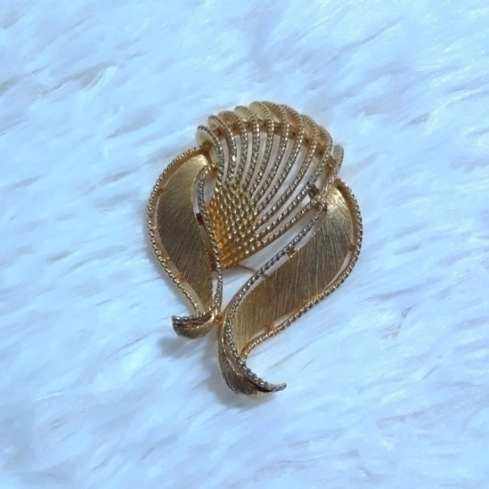 Vintage Gold Tone Lisner Signed Brooch Pin